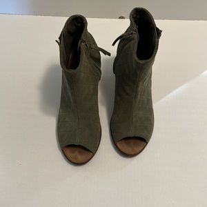 Toms Majorca 8.5 Olive Green open toe heeled booties